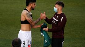 Pablo Aránguiz y Bruno Barticciotto alientan a Daniel González por el pésimo momento de Wanderers