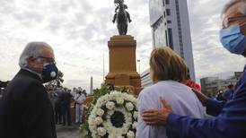 [GALERÍA] Ex militares llegaron a rendir homenaje a la estatua del General Baquedano