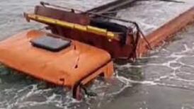VIDEO | Camión se cae de un barco de carga al mar en Isla Mocha