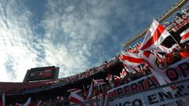 Tragedia en Argentina: se suspende partido de River Plate por la muerte de un hincha en la tribuna