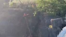 VIDEO I Pareja cayó desde 14 de metros de altura en el Salto de Laja y sólo resultó lesionada