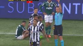 VIDEO | Innecesario: Eduardo Vargas se hizo echar sin sentido en caliente partido de Copa Libertadores