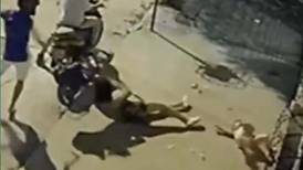 VIDEO | Para quitarle una mochila: Mujer y su hija sufren brutal asalto en Argentina