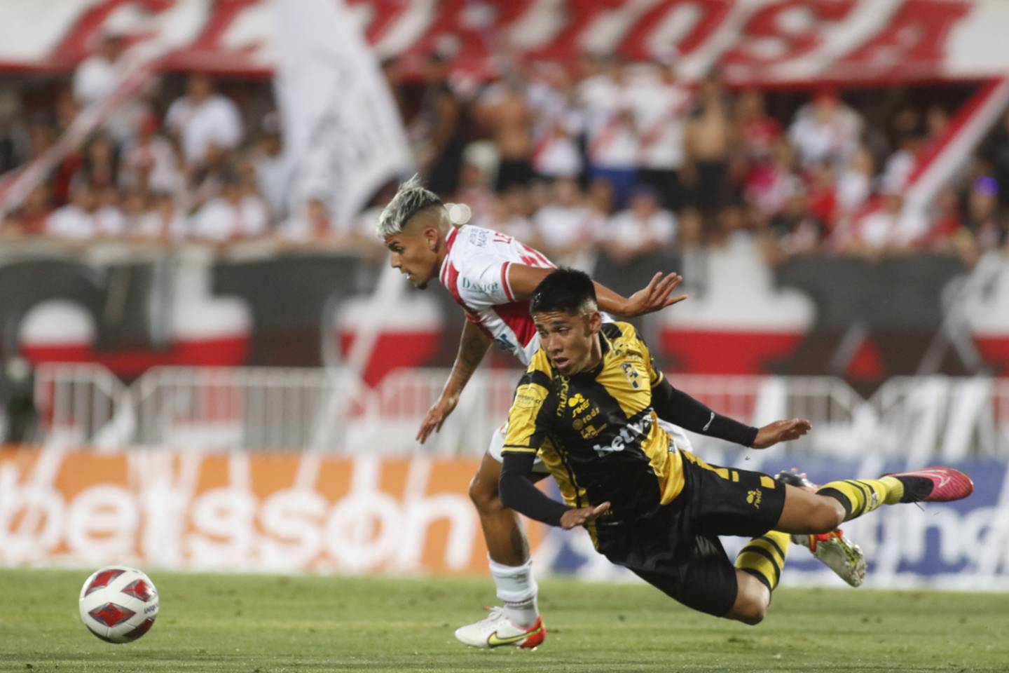 El jugador de Curicó Unido Yerko Leiva disputa el balón contra Sebastián Galani de Coquimbo Unido durante el partido por Primera División jugado en el estadio La Granja.