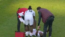 [VIDEO] ¿Doctor Kessié? Jugador del Milan ayudó a su compañero tras un pelotazo en la parte baja