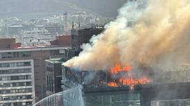 VIDEO | Incendio afectó a restaurant Bocacielo en edificio Kennedy Plaza de Vitacura