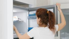 El truco casero para terminar con las manchas amarillas de tu refrigerador