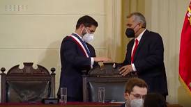 VIDEO | El momento en que el Presidente Gabriel Boric intenta arreglar silla rota del ex Congreso en ceremonia de entrega de nueva Constitución