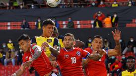 Alerta en La Roja: defensa chileno no pudo jugar este domingo y es duda para enfrentar a Argentina