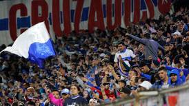 Juez del partido entre la UC y Unión San Felipe por Copa Chile se sacó fotos con hinchas "Cruzados" tras el triunfo