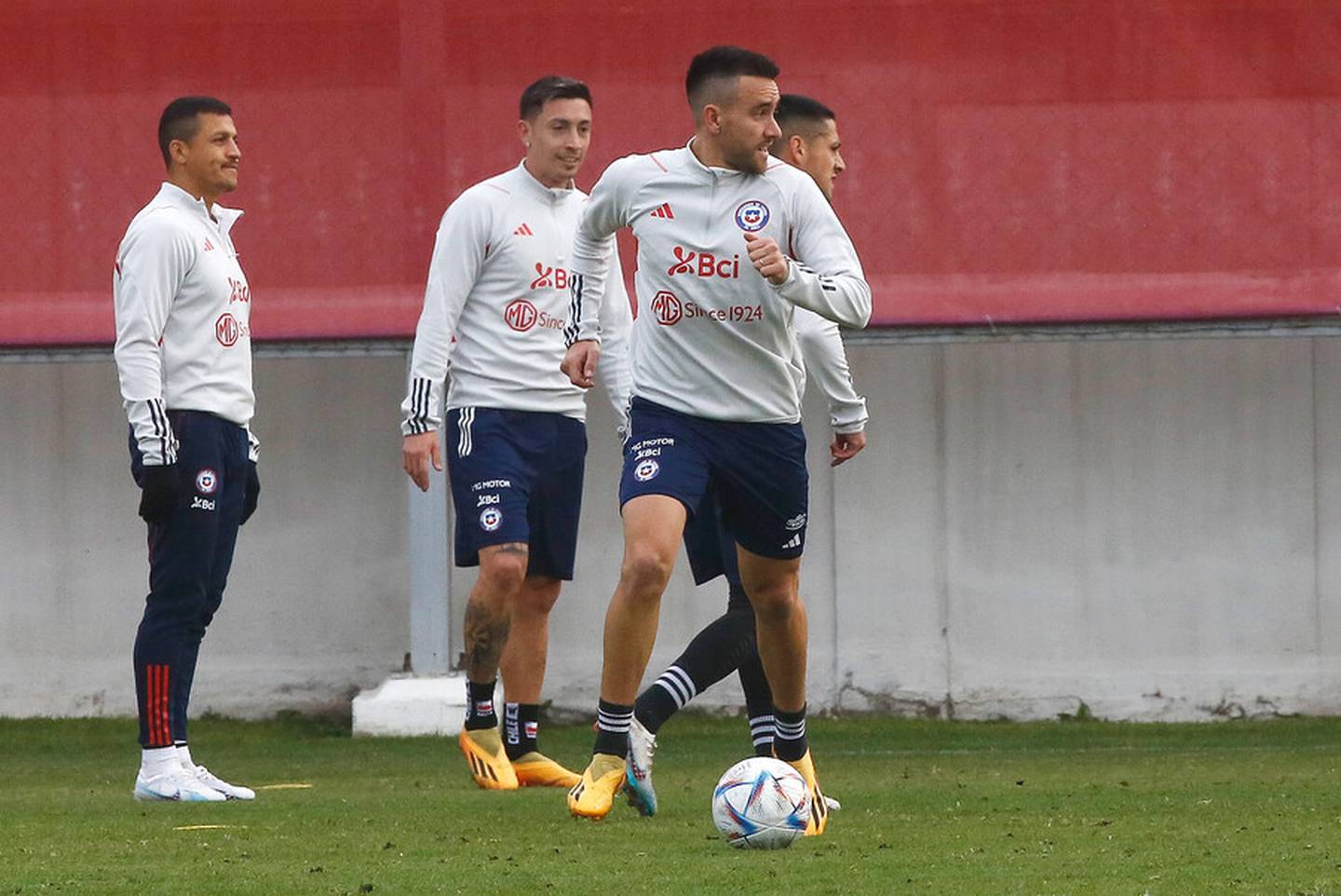 Matías Zaldivia practica con la Selección Chilena