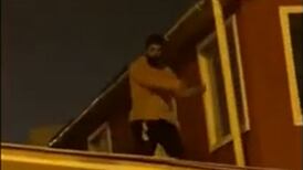 VIDEO | Vecinos descubren a ladrón intentando escapar por los techos de casas en La Serena