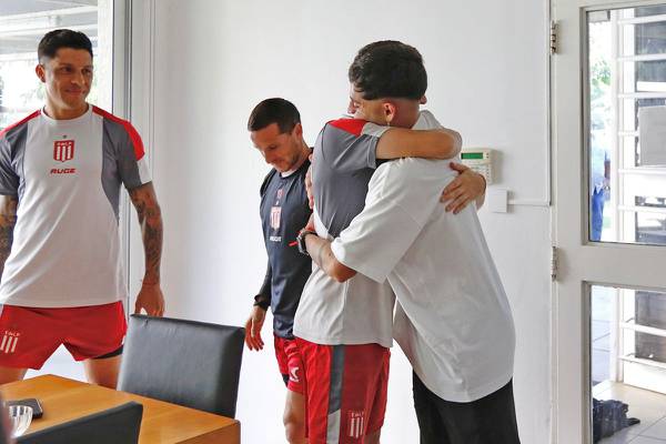 Bonitas imágenes: Javier Altamirano visitó a sus compañeros tras salir del hospital