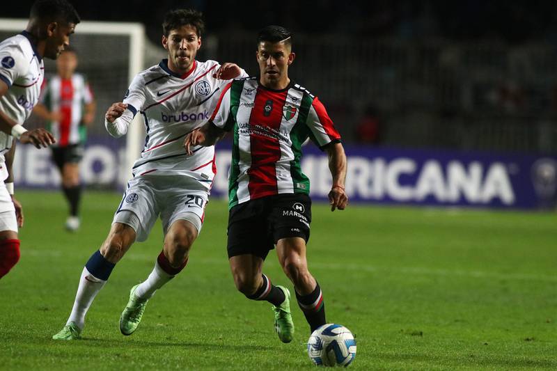 Los jugadores de Palestino y San Lorenzo disputan el balón en el estadio El Teniente de Rancagua.