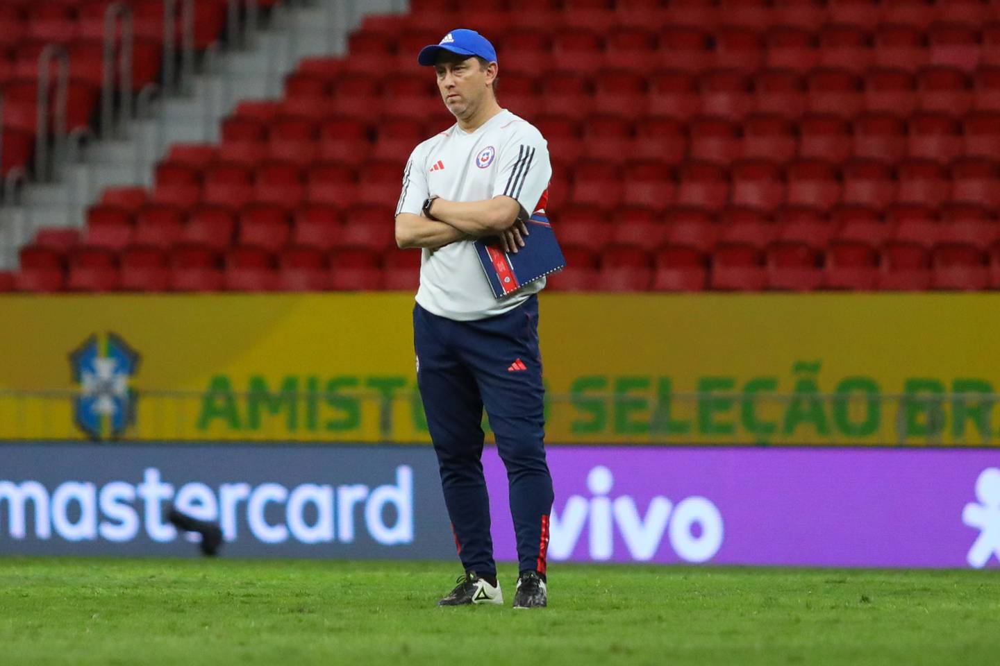 El entrenador de la Selección Chilena Femenina, Luis Mena, durante un entrenamiento en Brasilia.