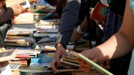 Ya comenzó una nueva edición de la Feria del Libro Usado de Santiago: precios parten en $1.000