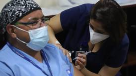 Dolor de brazo, fiebre y hormigueo: los primeros efectos de la vacuna COVID en Chile