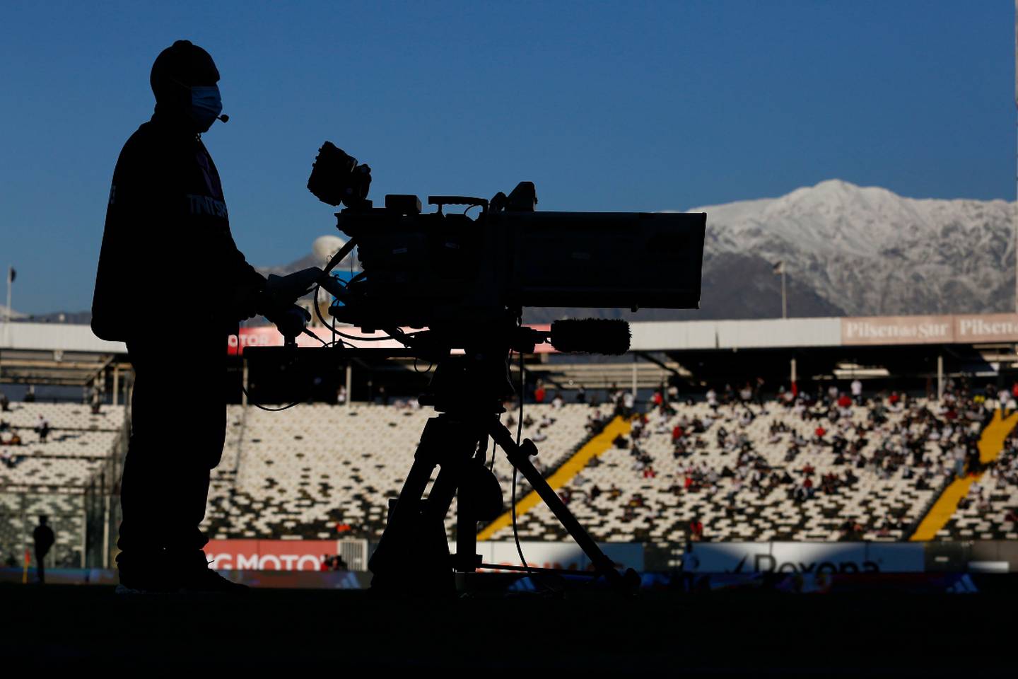 Cámaras de televisión en partido del fútbol chileno.