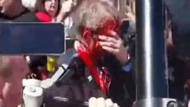 VIDEO | Embajador ruso recibió pintura roja en el rostro mientras visitaba un mausoleo por el Día de la Victoria