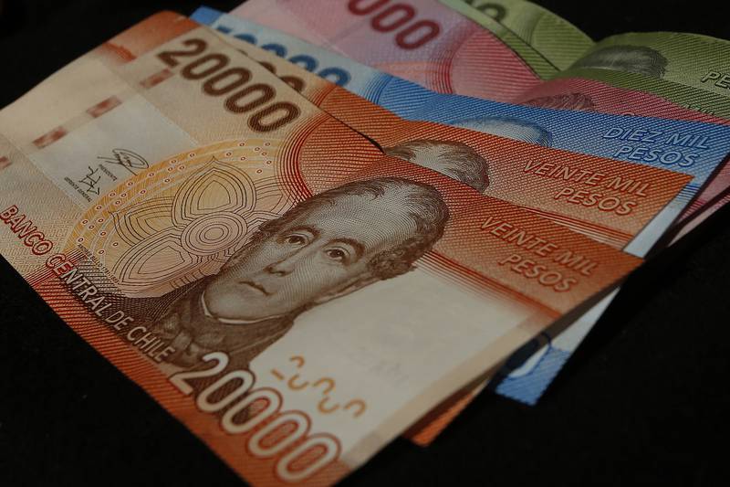 Billetes chilenos sobre una superficie.