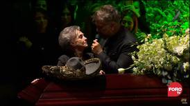 Llorando junto a su madre: El emocionante canto de Alejandro Fernández en el velorio de su padre, Vicente Fernández 
