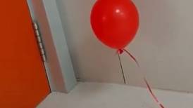 VIDEO | ¿El fantasma de un bebé o helio? Globo es captado moviéndose solo en hospital de Chile