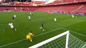 [VIDEO] El regalo del arquero del Sevilla para el gol del triunfo del Real Madrid