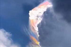 VIDEO | Hermosas nubes iridiscentes parecen una acuarela en el cielo