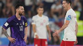FOTOS | Ni lo miró: El desprecio de Lionel Messi a Robert Lewandowski en pleno Argentina vs Polonia