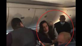 VIDEO | Detienen a mujer por golpear y escupir a pasajero que no quería ocupar mascarilla en avión