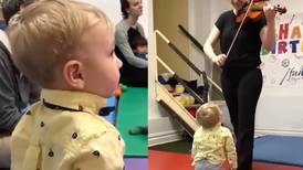 VIDEO | Tierna reacción de un bebé al escuchar el sonido violín por primera vez en la vida se hace viral