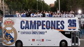 VIDEO| El alocado festejo de los jugadores del Real Madrid en el bus de campeones con los hinchas