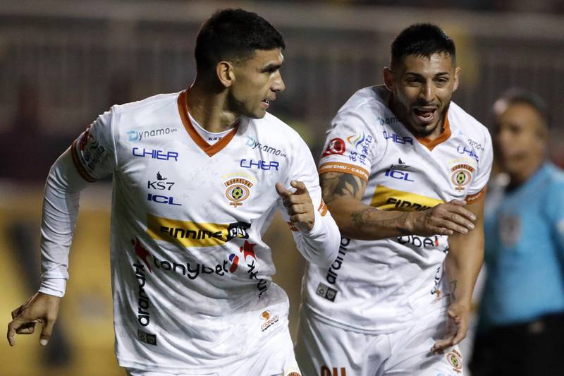 David Escalante de Cobreloa celebra su gol ante San Luis de Quillota en la Primera B, en el estadio Lucio Fariña de Quillota.