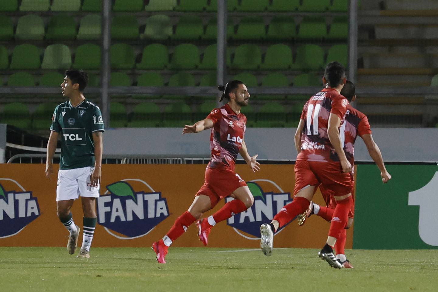 Julio Castro corre para festejar su gol ante Santiago Wanderers en el estadio Elías Figueroa.