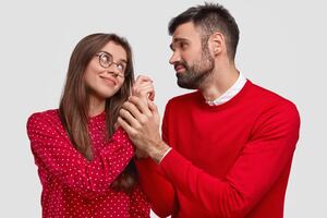 El lado romántico de los signos zodiacales: ¿Cómo expresan su amor y afecto?