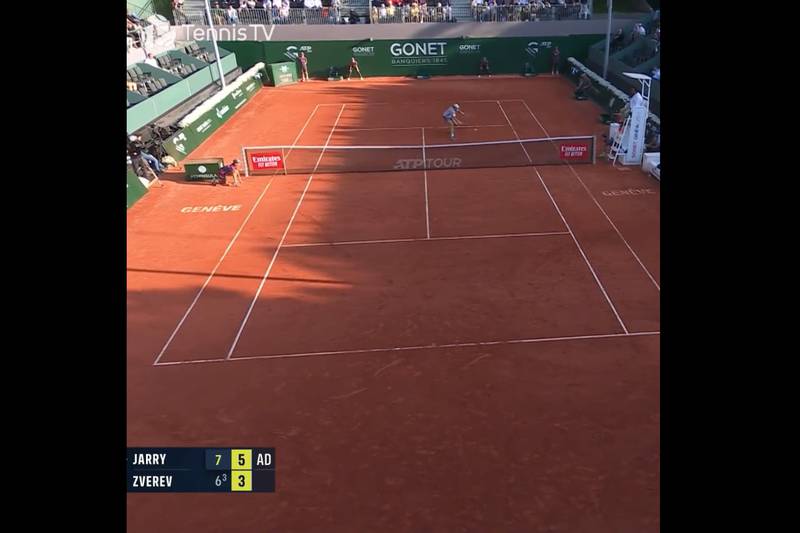 Nicolás Jarry ejecuta un drop shot ante Alexander Zverev en las semifinales del ATP 250 de Ginebra.