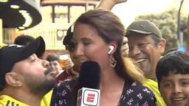 VIDEO | Reconocida periodista de ESPN se lanzó contra hincha colombiano que la acosó en vivo