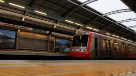 Metro de Santiago reestablece la totalidad del servicio tras cierre de estaciones en la Línea 1 y 2