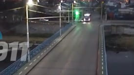 VIDEO | Feroz choque provocó que un bus cayera por un puente a un río en Córdoba