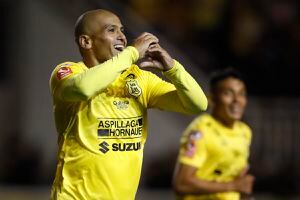 Incombustible: Humberto Suazo supera en rendimiento a los delanteros de Colo Colo y Universidad de Chile