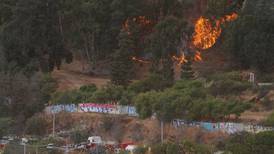 VIDEO | Onemi declara alerta roja por incendio forestal en el sector del Jardín Botánico de Viña del Mar