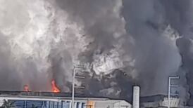 VIDEO | Increíble: Enorme incendio se registra en fábrica de papel en Brasil