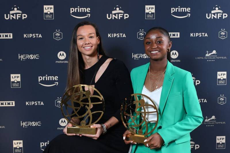 Las futbolistas Christiane Endler del Olympique de Lyon y Laurina Fazer del PSG con los trofeos que entrega el sindicato de futbolistas de Francia.