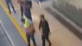 VIDEO | Asistente de Metro sufre violenta agresión en confuso incidente en estación Las Torres