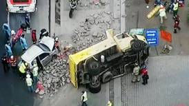 [GALERÍA] Camión se volcó y provocó choque múltiple tras corte de frenos en Las Condes