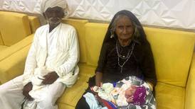 Mujer de 70 años dio a luz a su primer hijo: Una de las más longevas del mundo en hacerlo