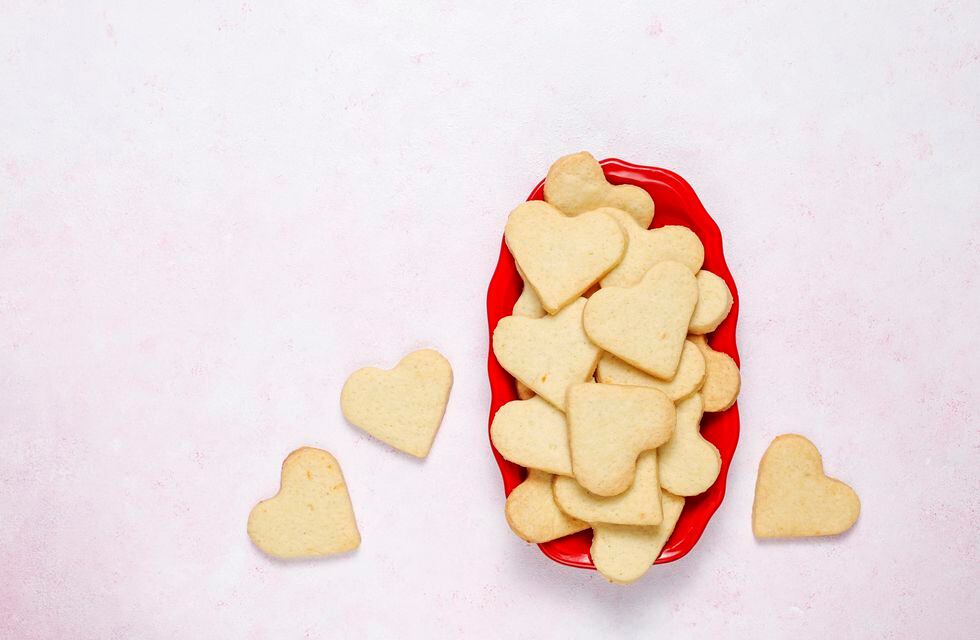 Revisa cómo preparar paso a paso galletas de caseras con forma de corazón para San Valentín. Créditos: Freepik.