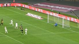 VIDEO | Recorrerá el mundo: el insólito gol perdido por Mauro Icardi en Turquía