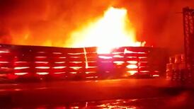 VIDEO | Gran incendio afectó a una bodega con productos químicos en la comuna de Graneros