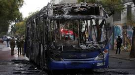 VIDEO | Encapuchados incendian bus del Transantiago en medio de una manifestación de estudiantes en Santiago Centro